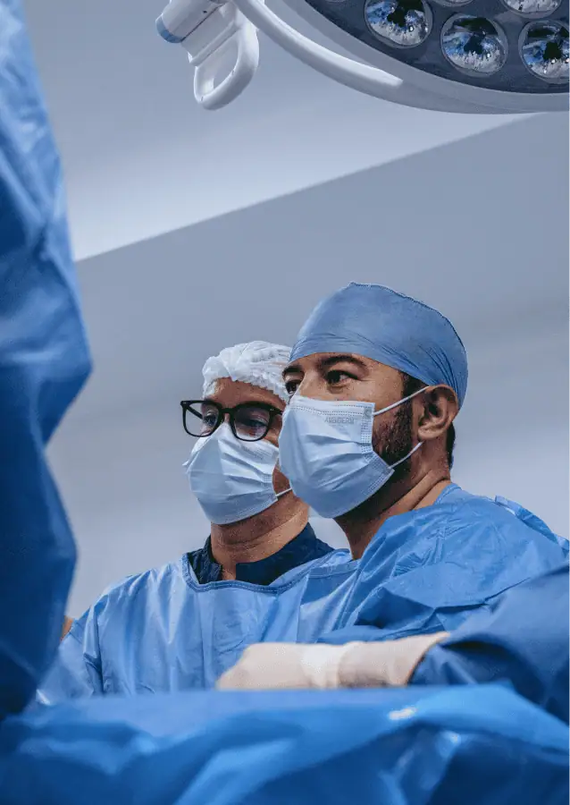 Dr. Esteban Castro, traumatólogo ortopedista y cirujano de columna