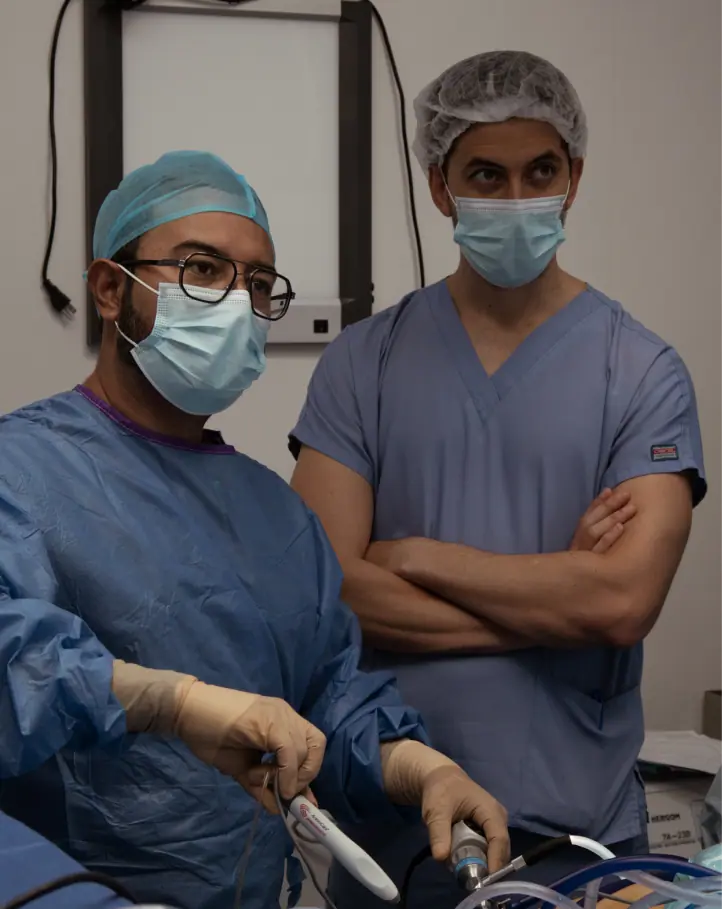 Dr. Esteban Castro durante una cirugía ortopédica