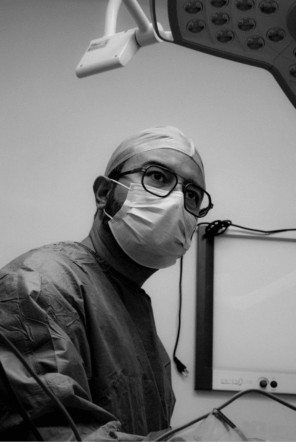 Dr. Esteban Castro en quirófano durante un procedimiento médico