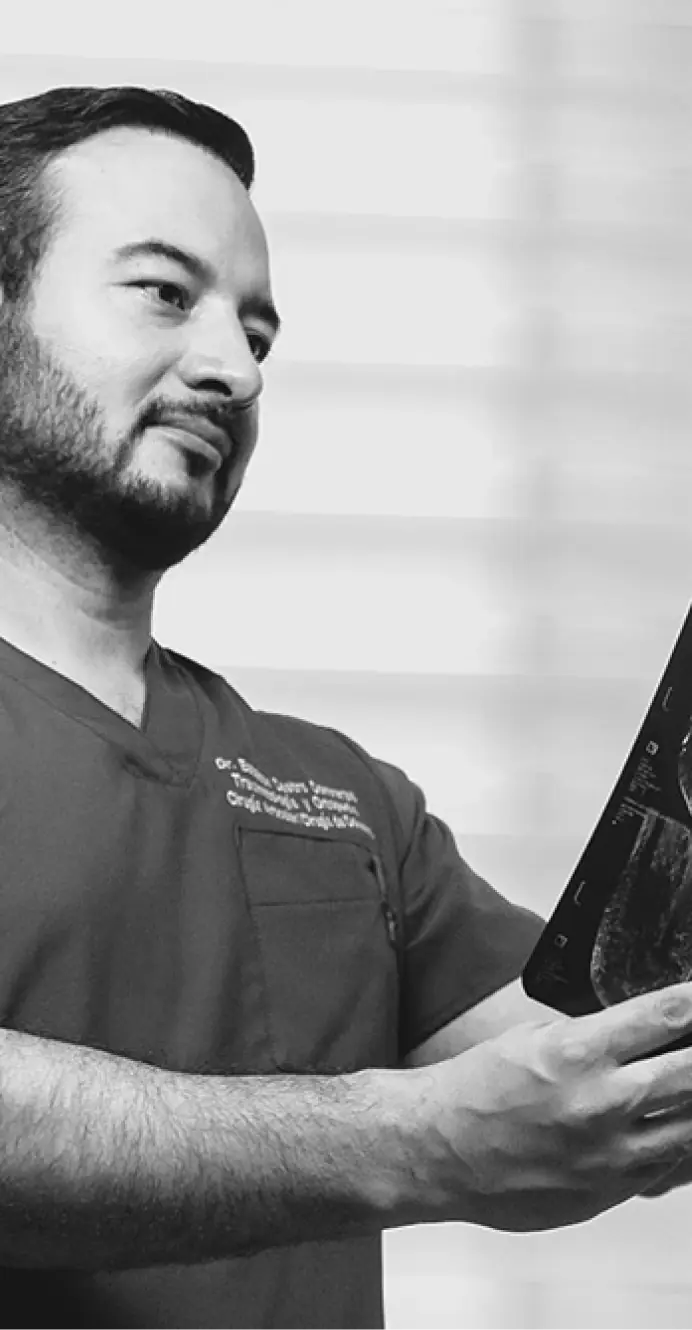Dr. Esteban Castro revisando una radiografía
