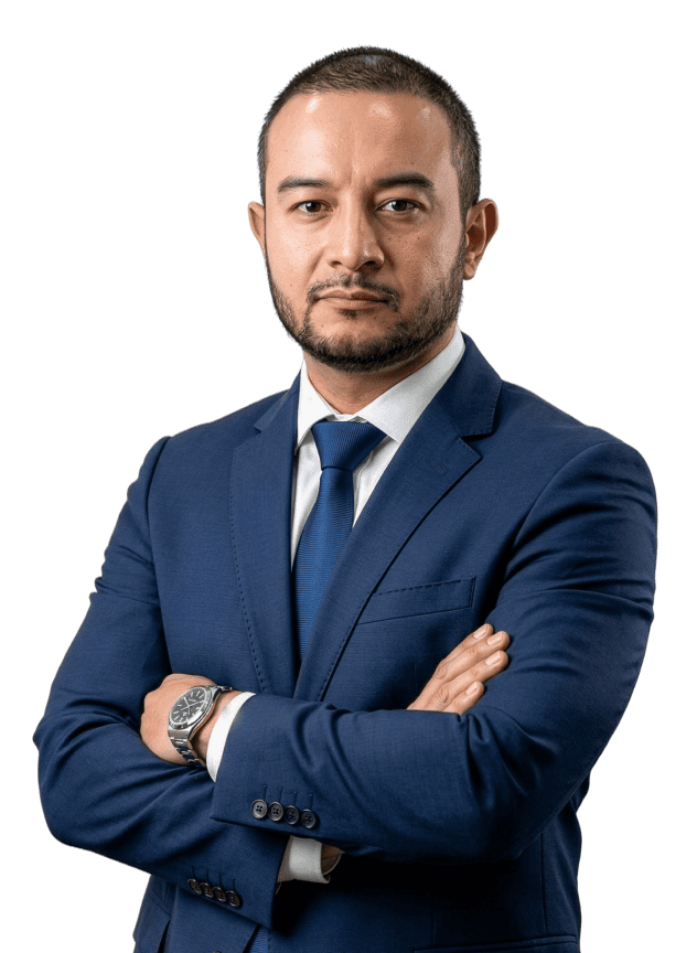 Dr. Esteban Castro con traje azul y brazos cruzados