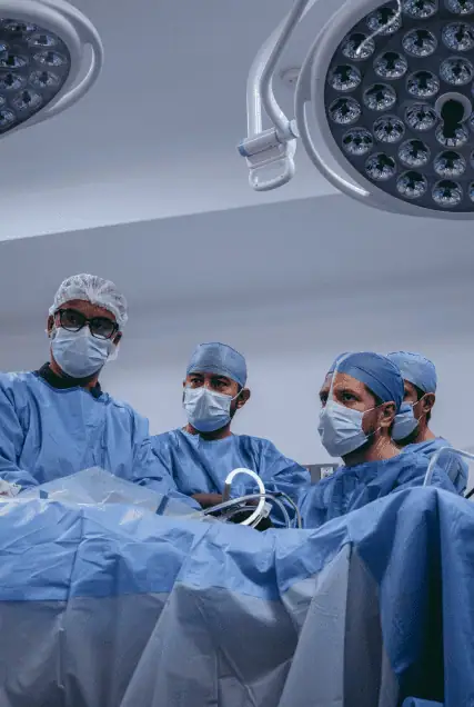 Equipo médico realizando una cirugía ortopédica