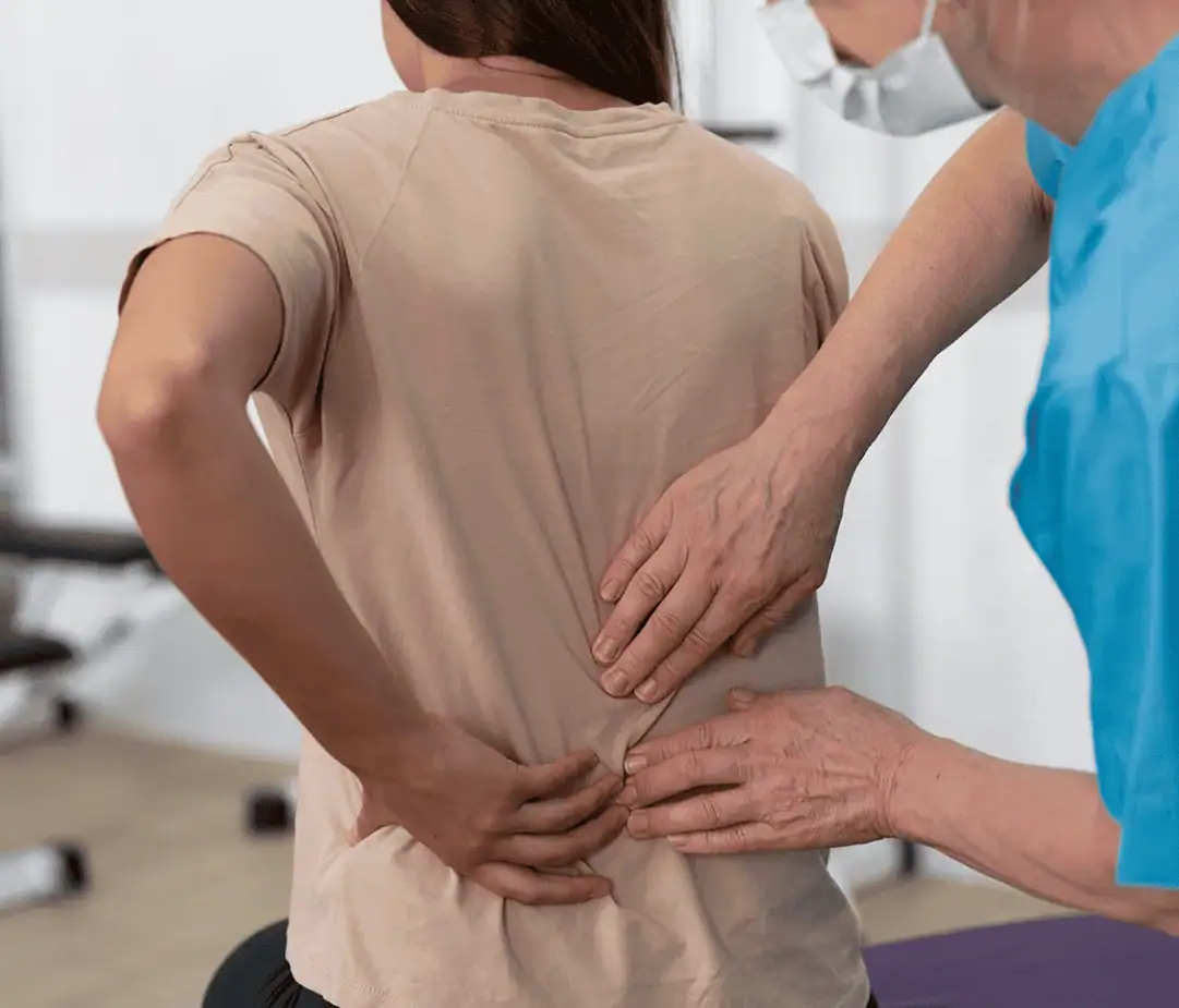 Mujer recibiendo evaluación médica por dolor de espalda y columna vertebral