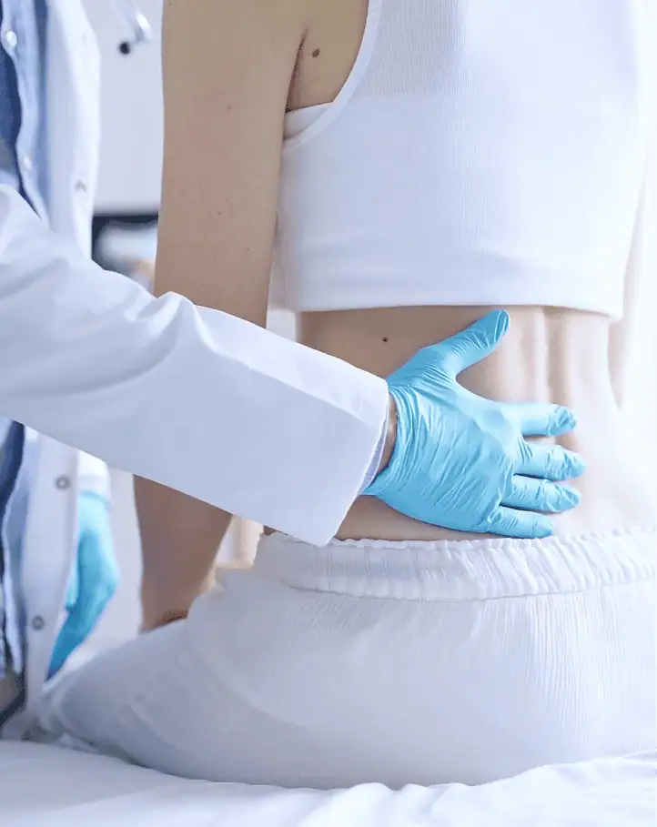 Mujer recibiendo atención médica para un problema de columna vertebral