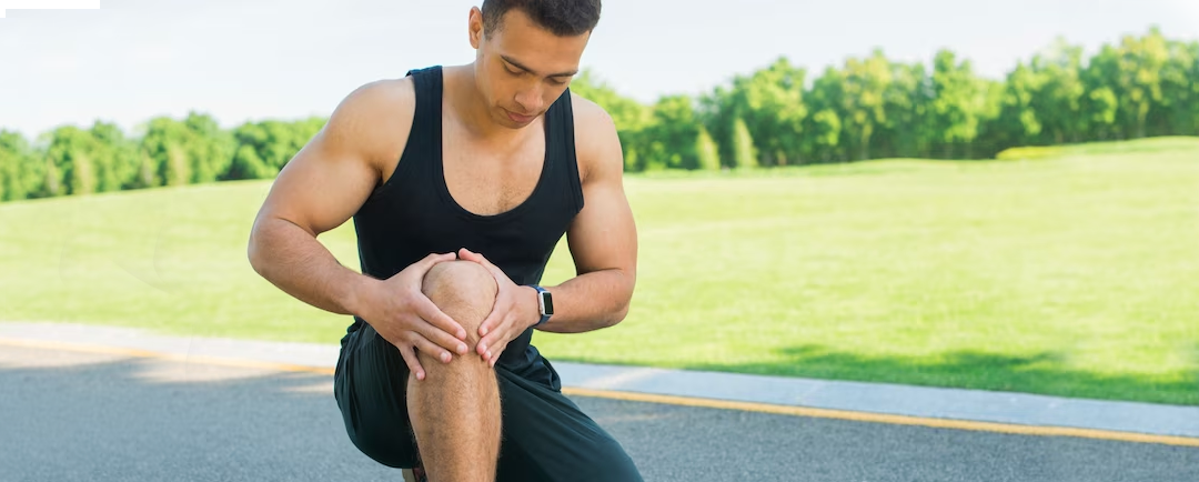 ¿Es útil el ejercicio en el desgaste de rodilla? - La osteoartritis de rodilla (KOA) es una enfermedad común que causa dolor y limitación en la movilidad de la rodilla. El tratamiento de la KOA puede incluir terapia de ejercicio, que ha demostrado ser efectiva para aliviar el dolor, mejorar la función física y la calidad de vida de los pacientes. Se ha integrado pues, como una excelente opción para complementar los demás tratamientos tanto por sus grandes beneficios así como por su inocuidad. ¿Es útil el ejercicio en el desgaste de rodilla? - Dr. Esteban Castro - Médico Traumatólogo Ortopédista | Cirugía de columna y articular