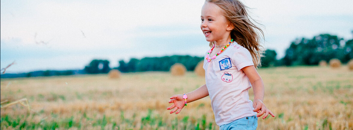 Problemas Ortopédicos en Niños - Problemas Ortopédicos en Niños: Mediante el crecimiento de su hijo, tal vez se note que no está sucediendo de forma normal, muchos chicos tienen los pies planos, caminan con los dedos de los pues o tienen los pies hacia dentro, o piernas arqueadas en X. Problemas Ortopédicos en Niños - Dr. Esteban Castro - Médico Traumatólogo Ortopédista | Cirugía de columna y articular
